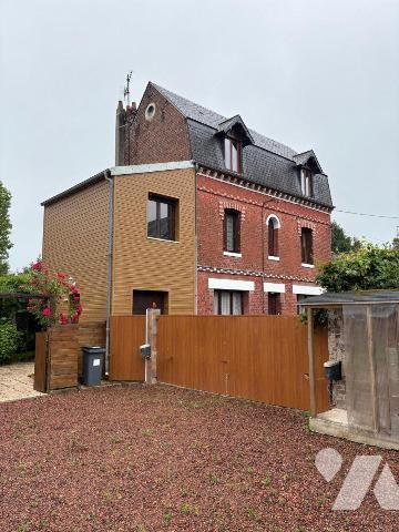 A proximité immédiate du centre-ville, dans un quartier calme, Maison comprenant:
Au rez-de-ch...