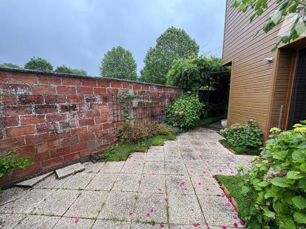 A proximité immédiate du centre-ville, dans un quartier calme, Maison comprenant:
Au rez-de-ch...