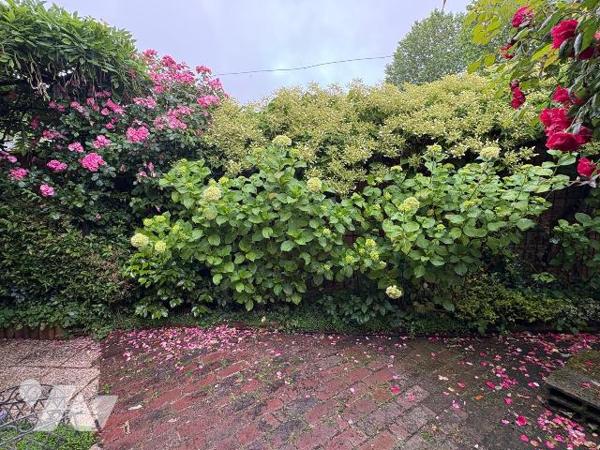 A proximité immédiate du centre-ville, dans un quartier calme, Maison comprenant:
Au rez-de-ch...