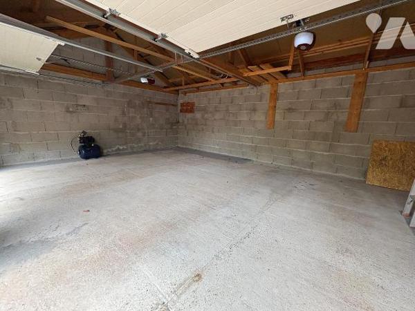 A proximité immédiate du centre-ville, dans un quartier calme, Maison comprenant:
Au rez-de-ch...
