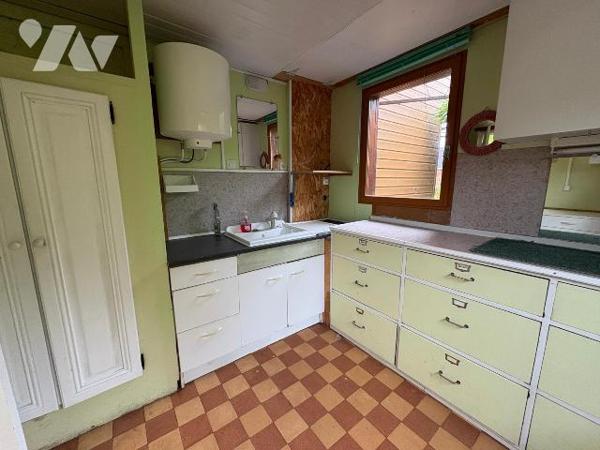 A proximité immédiate du centre-ville, dans un quartier calme, Maison comprenant:
Au rez-de-ch...