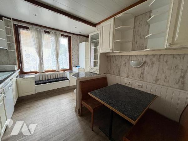 A proximité immédiate du centre-ville, dans un quartier calme, Maison comprenant:
Au rez-de-ch...