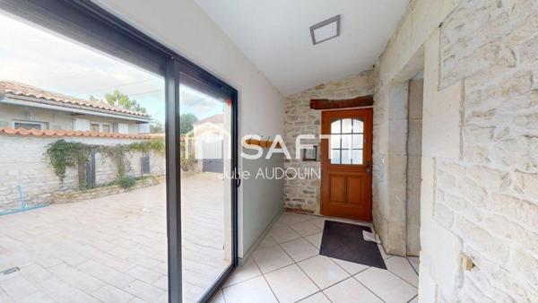 Chateaubernard,  une maison en pierre alliant charme, confort moderne !