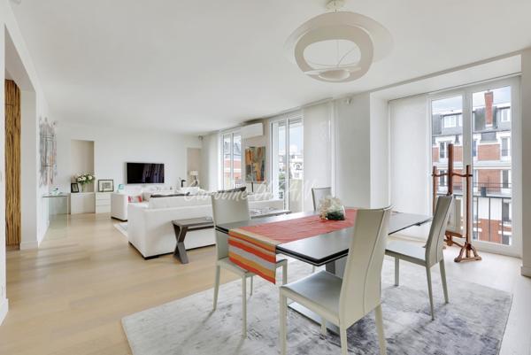 Paris 16e Sud - Élégance familiale avec balcon filant -174 m² rénovés - Étage élevé – 5/6 pièces