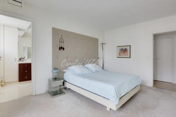 Paris 16e Sud - Élégance familiale avec balcon filant -174 m² rénovés - Étage élevé – 5/6 pièces