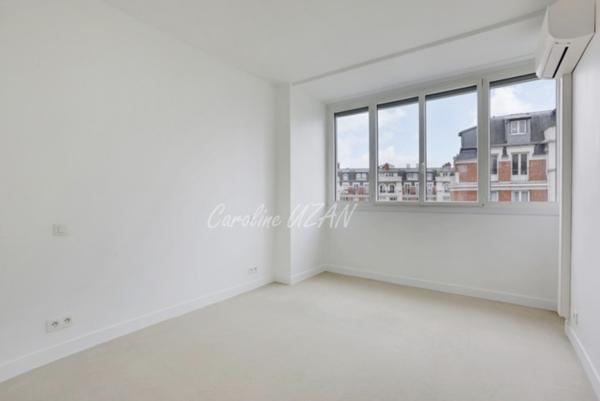 Paris 16e Sud - Élégance familiale avec balcon filant -174 m² rénovés - Étage élevé – 5/6 pièces