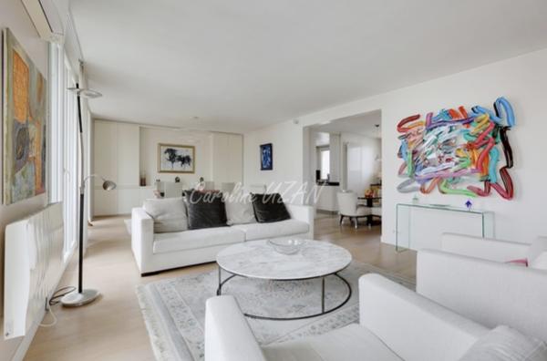 Paris 16e Sud - Élégance familiale avec balcon filant -174 m² rénovés - Étage élevé – 5/6 pièces