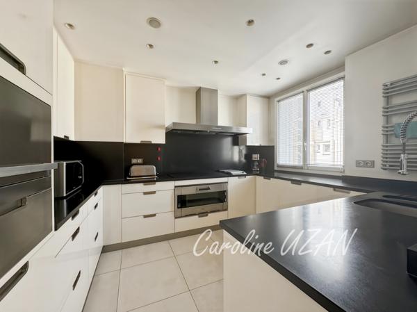 Paris 16e Sud - Élégance familiale avec balcon filant -174 m² rénovés - Étage élevé – 5/6 pièces