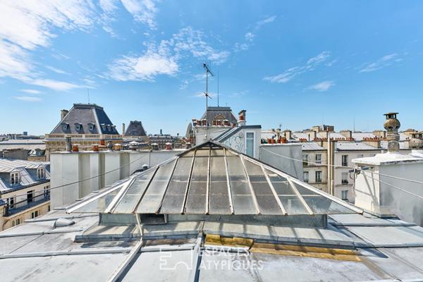Dernier étage traversant avec vue sur les toits et le Sacré Coeur