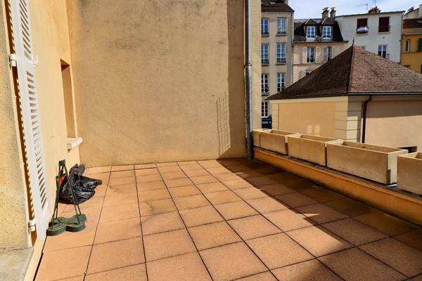 SAINT GERMAIN EN LAYE - CENTRE VILLE - PROCHE TOUTES COMMODITES.