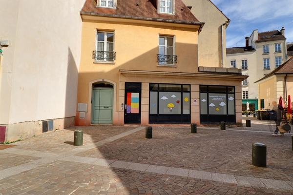 SAINT GERMAIN EN LAYE - CENTRE VILLE - PROCHE TOUTES COMMODITES.