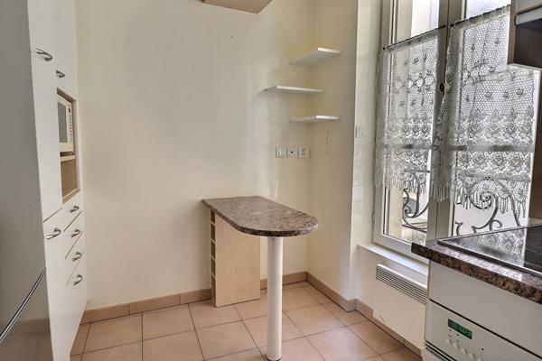 SAINT GERMAIN EN LAYE - CENTRE VILLE - PROCHE TOUTES COMMODITES.