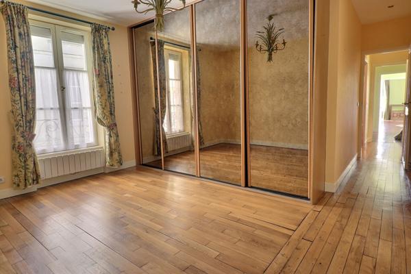 SAINT GERMAIN EN LAYE - CENTRE VILLE - PROCHE TOUTES COMMODITES.