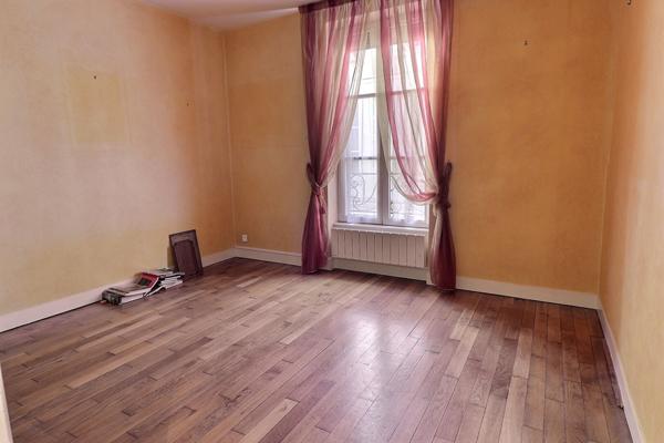 SAINT GERMAIN EN LAYE - CENTRE VILLE - PROCHE TOUTES COMMODITES.