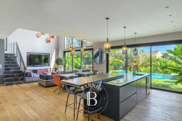 Sanary-sur-Mer, Villa  214 m² à vendre
