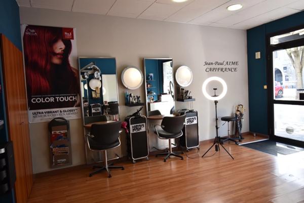 Dpt Gard (30), à vendre PONT SAINT ESPRIT Salon de coiffure Emplacement N°1