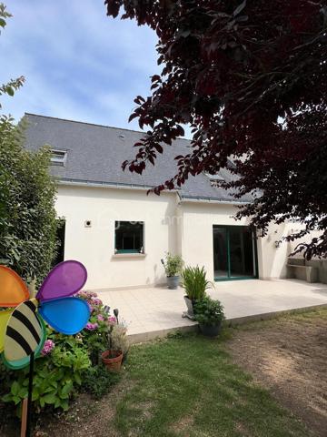 Venez découvrir cette charmante maison d'environ 90 m2, située à Batz-sur-Mer, à proximité des commerces, cette maison de 1995 est édifiée sur un terrain de 310 m², sans vis-à-vis, cette maison très bien entretenue offrant un cadre de vie agréable., elle se compose d'un salon-séjour ouvrant sur la terrasse , cuisine ouverte aménagée et équipée,  À l’étage, dégagement, 3 chambres  , de nombreux placards, salle de bains avec wc.  

Une maison soignée, idéalement située , elle se complète d' un garage et d'une buanderie accès au jardin.
Il y a également un emplacement de stationnement privatif devant le garage.

N’hésitez pas à nous contacter pour plus d’informations ou pour organiser une visite.
Elle est actuellement louée jusqu’en janvier 2027.