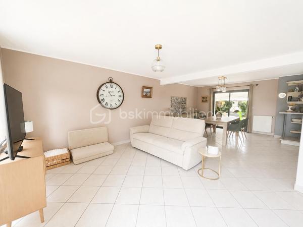 Venez découvrir cette charmante maison d'environ 90 m2, située à Batz-sur-Mer, à proximité des commerces, cette maison de 1995 est édifiée sur un terrain de 310 m², sans vis-à-vis, cette maison très bien entretenue offrant un cadre de vie agréable., elle se compose d'un salon-séjour ouvrant sur la terrasse , cuisine ouverte aménagée et équipée,  À l’étage, dégagement, 3 chambres  , de nombreux placards, salle de bains avec wc.  

Une maison soignée, idéalement située , elle se complète d' un garage et d'une buanderie accès au jardin.
Il y a également un emplacement de stationnement privatif devant le garage.

N’hésitez pas à nous contacter pour plus d’informations ou pour organiser une visite.
Elle est actuellement louée jusqu’en janvier 2027.