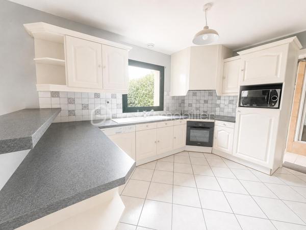 Venez découvrir cette charmante maison d'environ 90 m2, située à Batz-sur-Mer, à proximité des commerces, cette maison de 1995 est édifiée sur un terrain de 310 m², sans vis-à-vis, cette maison très bien entretenue offrant un cadre de vie agréable., elle se compose d'un salon-séjour ouvrant sur la terrasse , cuisine ouverte aménagée et équipée,  À l’étage, dégagement, 3 chambres  , de nombreux placards, salle de bains avec wc.  

Une maison soignée, idéalement située , elle se complète d' un garage et d'une buanderie accès au jardin.
Il y a également un emplacement de stationnement privatif devant le garage.

N’hésitez pas à nous contacter pour plus d’informations ou pour organiser une visite.
Elle est actuellement louée jusqu’en janvier 2027.