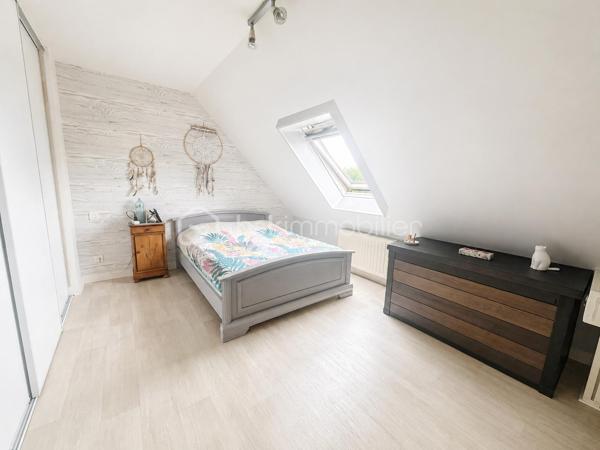Venez découvrir cette charmante maison d'environ 90 m2, située à Batz-sur-Mer, à proximité des commerces, cette maison de 1995 est édifiée sur un terrain de 310 m², sans vis-à-vis, cette maison très bien entretenue offrant un cadre de vie agréable., elle se compose d'un salon-séjour ouvrant sur la terrasse , cuisine ouverte aménagée et équipée,  À l’étage, dégagement, 3 chambres  , de nombreux placards, salle de bains avec wc.  

Une maison soignée, idéalement située , elle se complète d' un garage et d'une buanderie accès au jardin.
Il y a également un emplacement de stationnement privatif devant le garage.

N’hésitez pas à nous contacter pour plus d’informations ou pour organiser une visite.
Elle est actuellement louée jusqu’en janvier 2027.