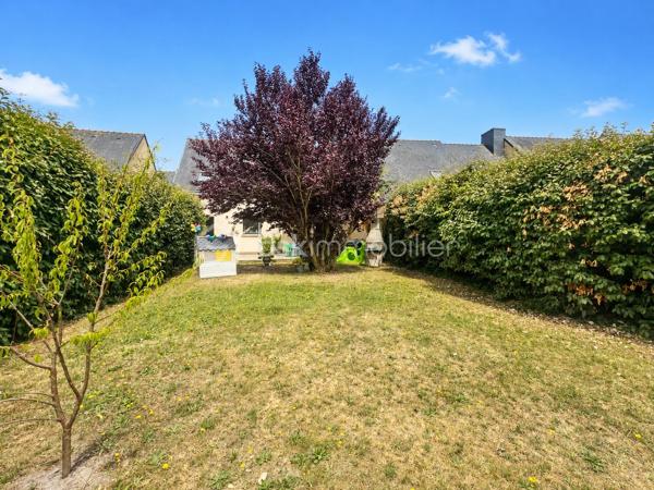 Venez découvrir cette charmante maison d'environ 90 m2, située à Batz-sur-Mer, à proximité des commerces, cette maison de 1995 est édifiée sur un terrain de 310 m², sans vis-à-vis, cette maison très bien entretenue offrant un cadre de vie agréable., elle se compose d'un salon-séjour ouvrant sur la terrasse , cuisine ouverte aménagée et équipée,  À l’étage, dégagement, 3 chambres  , de nombreux placards, salle de bains avec wc.  

Une maison soignée, idéalement située , elle se complète d' un garage et d'une buanderie accès au jardin.
Il y a également un emplacement de stationnement privatif devant le garage.

N’hésitez pas à nous contacter pour plus d’informations ou pour organiser une visite.
Elle est actuellement louée jusqu’en janvier 2027.