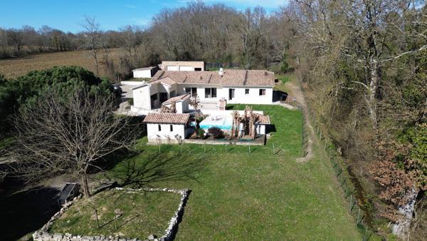 Plain-pied moderne avec piscine et dépendances