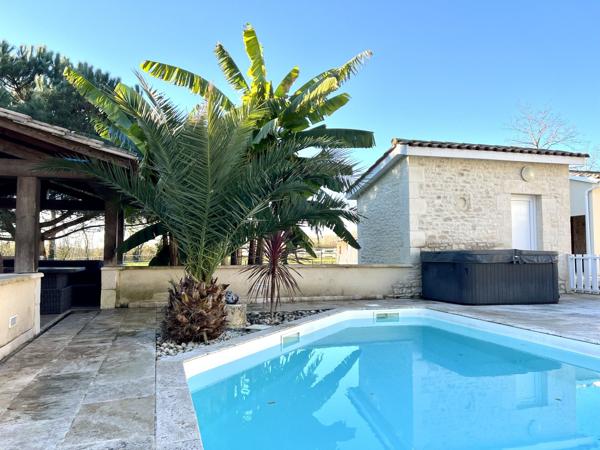 Plain-pied moderne avec piscine et dépendances