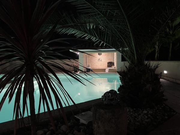 Plain-pied moderne avec piscine et dépendances