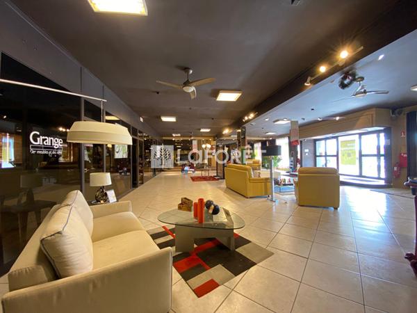 Location local commercial Port-de-Bouc - 247 m² - 3 000 €/mois