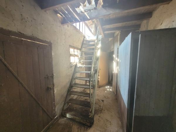 Bâtisse de 130m² de CACHET à RENOVER entièrement