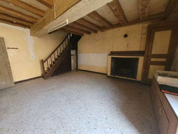 Bâtisse de 130m² de CACHET à RENOVER entièrement