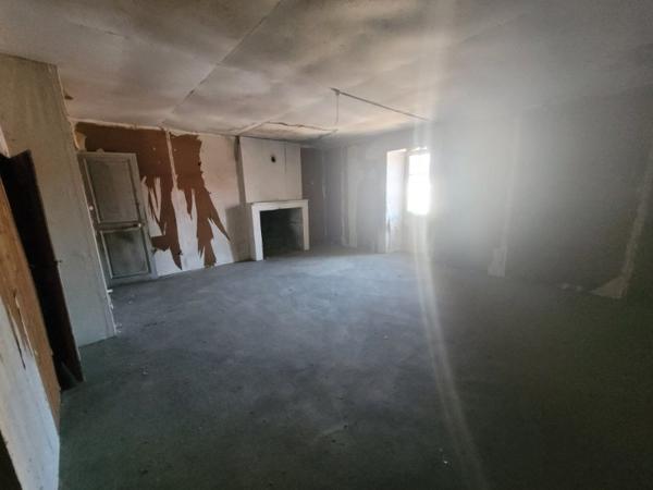 Bâtisse de 130m² de CACHET à RENOVER entièrement