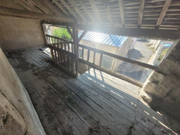 Bâtisse de 130m² de CACHET à RENOVER entièrement