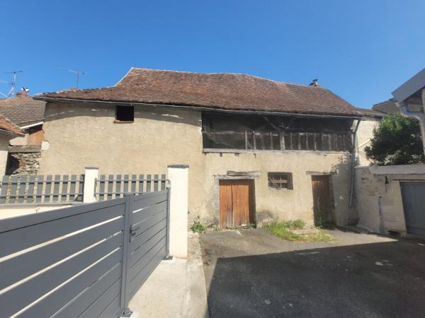 Bâtisse de 130m² de CACHET à RENOVER entièrement