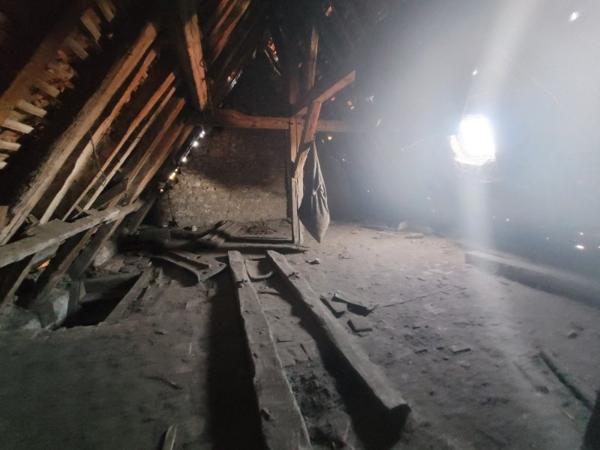 Bâtisse de 130m² de CACHET à RENOVER entièrement