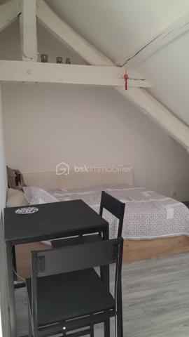 Découvrez cet appartement cosy de 28m² (17.42 m ² loi Carrez) situé au dernier étage d'un immeuble paisible. Face au parc de la Vallée de l'Orge, cet espace offre un calme inégalé pour une vie confortable. 

Avec un agencement optimal et une pièce principale lumineuse, cet appartement est parfait pour un premier achat ou pour un investissement locatif (loyer possible à 600 €).

De nombreux travaux ont été effectués afin de vous présenter un bien sans aucun frais à prévoir : coin cuisine refait à neuf, parquet flottant neuf dans la pièce prinicpale, carrelage neuf dans la salle d'eau, wc suspendus neufs, placards sous pente neufs, isolation du toit récente.

Faibles charges de copropriété de 59 € mensuels.

Proche des écoles et transports pour vous rendre à la gare de St Michel Sur Orge ou Ste Geneviève des Bois, cet appartement est une perle rare à ne pas manquer !