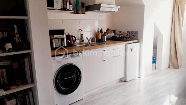 Découvrez cet appartement cosy de 28m² (17.42 m ² loi Carrez) situé au dernier étage d'un immeuble paisible. Face au parc de la Vallée de l'Orge, cet espace offre un calme inégalé pour une vie confortable. 

Avec un agencement optimal et une pièce principale lumineuse, cet appartement est parfait pour un premier achat ou pour un investissement locatif (loyer possible à 600 €).

De nombreux travaux ont été effectués afin de vous présenter un bien sans aucun frais à prévoir : coin cuisine refait à neuf, parquet flottant neuf dans la pièce prinicpale, carrelage neuf dans la salle d'eau, wc suspendus neufs, placards sous pente neufs, isolation du toit récente.

Faibles charges de copropriété de 59 € mensuels.

Proche des écoles et transports pour vous rendre à la gare de St Michel Sur Orge ou Ste Geneviève des Bois, cet appartement est une perle rare à ne pas manquer !