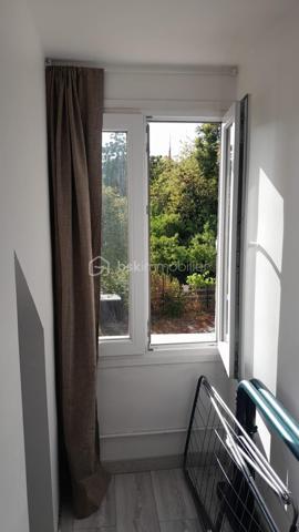 Découvrez cet appartement cosy de 28m² (17.42 m ² loi Carrez) situé au dernier étage d'un immeuble paisible. Face au parc de la Vallée de l'Orge, cet espace offre un calme inégalé pour une vie confortable. 

Avec un agencement optimal et une pièce principale lumineuse, cet appartement est parfait pour un premier achat ou pour un investissement locatif (loyer possible à 600 €).

De nombreux travaux ont été effectués afin de vous présenter un bien sans aucun frais à prévoir : coin cuisine refait à neuf, parquet flottant neuf dans la pièce prinicpale, carrelage neuf dans la salle d'eau, wc suspendus neufs, placards sous pente neufs, isolation du toit récente.

Faibles charges de copropriété de 59 € mensuels.

Proche des écoles et transports pour vous rendre à la gare de St Michel Sur Orge ou Ste Geneviève des Bois, cet appartement est une perle rare à ne pas manquer !