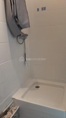 Découvrez cet appartement cosy de 28m² (17.42 m ² loi Carrez) situé au dernier étage d'un immeuble paisible. Face au parc de la Vallée de l'Orge, cet espace offre un calme inégalé pour une vie confortable. 

Avec un agencement optimal et une pièce principale lumineuse, cet appartement est parfait pour un premier achat ou pour un investissement locatif (loyer possible à 600 €).

De nombreux travaux ont été effectués afin de vous présenter un bien sans aucun frais à prévoir : coin cuisine refait à neuf, parquet flottant neuf dans la pièce prinicpale, carrelage neuf dans la salle d'eau, wc suspendus neufs, placards sous pente neufs, isolation du toit récente.

Faibles charges de copropriété de 59 € mensuels.

Proche des écoles et transports pour vous rendre à la gare de St Michel Sur Orge ou Ste Geneviève des Bois, cet appartement est une perle rare à ne pas manquer !