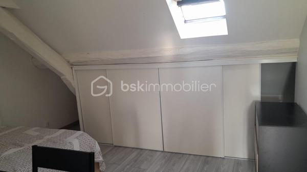 Découvrez cet appartement cosy de 28m² (17.42 m ² loi Carrez) situé au dernier étage d'un immeuble paisible. Face au parc de la Vallée de l'Orge, cet espace offre un calme inégalé pour une vie confortable. 

Avec un agencement optimal et une pièce principale lumineuse, cet appartement est parfait pour un premier achat ou pour un investissement locatif (loyer possible à 600 €).

De nombreux travaux ont été effectués afin de vous présenter un bien sans aucun frais à prévoir : coin cuisine refait à neuf, parquet flottant neuf dans la pièce prinicpale, carrelage neuf dans la salle d'eau, wc suspendus neufs, placards sous pente neufs, isolation du toit récente.

Faibles charges de copropriété de 59 € mensuels.

Proche des écoles et transports pour vous rendre à la gare de St Michel Sur Orge ou Ste Geneviève des Bois, cet appartement est une perle rare à ne pas manquer !