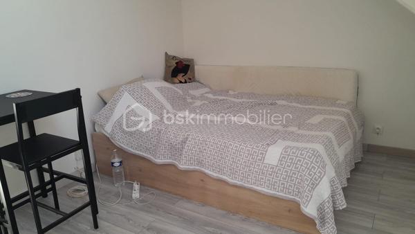 Découvrez cet appartement cosy de 28m² (17.42 m ² loi Carrez) situé au dernier étage d'un immeuble paisible. Face au parc de la Vallée de l'Orge, cet espace offre un calme inégalé pour une vie confortable. 

Avec un agencement optimal et une pièce principale lumineuse, cet appartement est parfait pour un premier achat ou pour un investissement locatif (loyer possible à 600 €).

De nombreux travaux ont été effectués afin de vous présenter un bien sans aucun frais à prévoir : coin cuisine refait à neuf, parquet flottant neuf dans la pièce prinicpale, carrelage neuf dans la salle d'eau, wc suspendus neufs, placards sous pente neufs, isolation du toit récente.

Faibles charges de copropriété de 59 € mensuels.

Proche des écoles et transports pour vous rendre à la gare de St Michel Sur Orge ou Ste Geneviève des Bois, cet appartement est une perle rare à ne pas manquer !