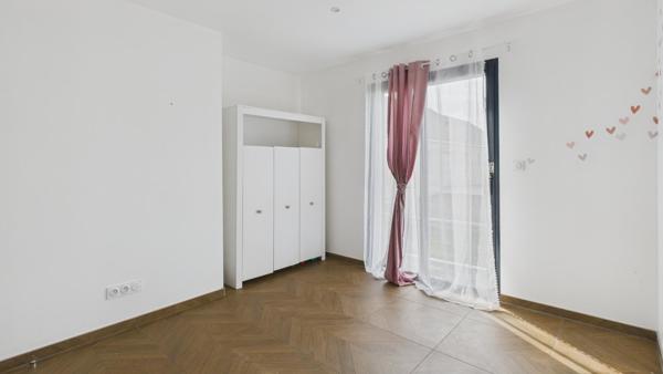 Pavillon récent avec piscine