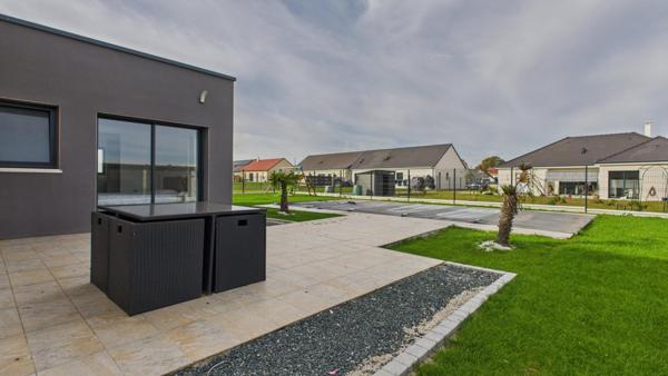 Pavillon récent avec piscine