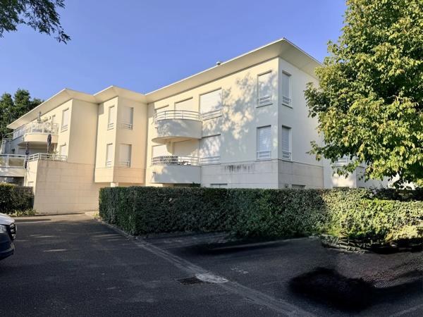Acheter un appartement de type 1 de 36m2 à Bordeaux Caudéran dans une résidence sécurisée "Les Terrasses du Golf" une place de stationnementavec gardien et piscine