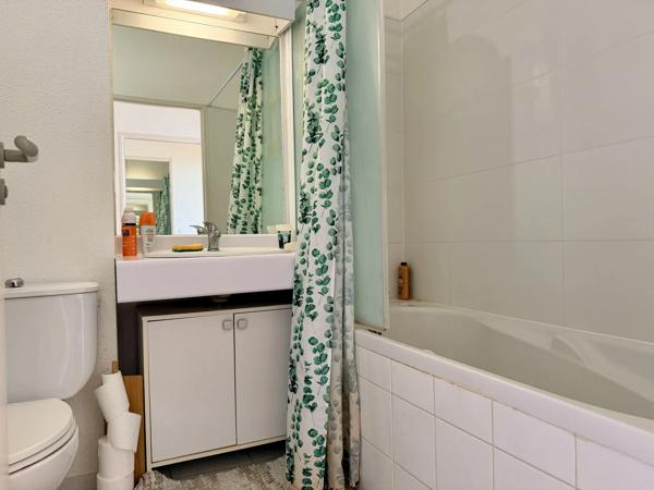 Acheter un appartement de type 1 de 36m2 à Bordeaux Caudéran dans une résidence sécurisée "Les Terrasses du Golf" une place de stationnementavec gardien et piscine