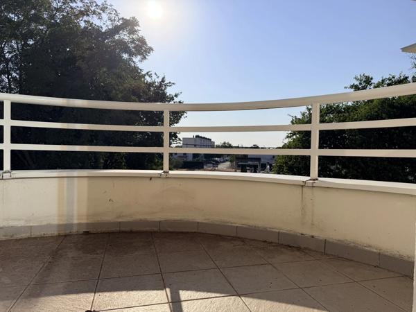 Acheter un appartement de type 1 de 36m2 à Bordeaux Caudéran dans une résidence sécurisée "Les Terrasses du Golf" une place de stationnementavec gardien et piscine