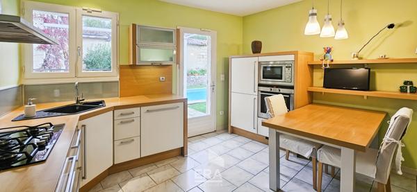 BLANQUEFORT Centre-ville - Maison en pierre 3 chambres + 1 bureau - Piscine, jardin, parking privatif