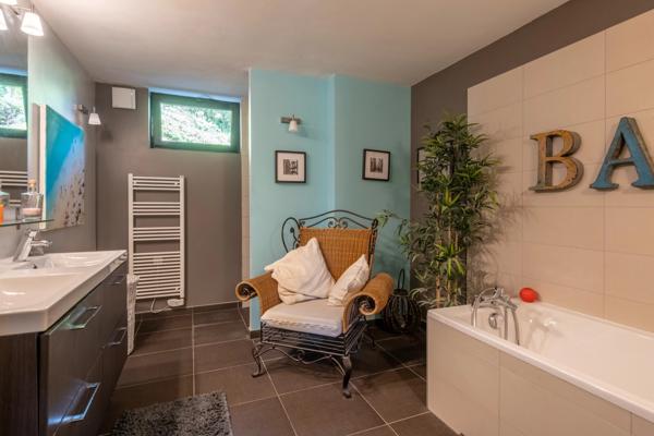 St Cyr-Au-Mont-D'Or - Maison de 240 m² environ - Terrain de 1530 m² - 5 Chambres - Piscine