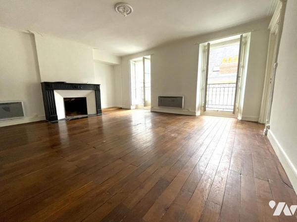 Nantes hyper centre Bouffay, T3 de 71 m², en option : greniers de 83 m² au dessus.