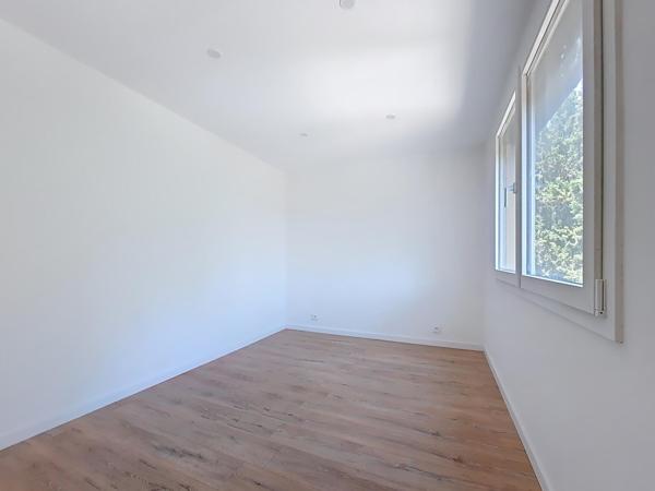 T4 entièrement rénové avec garage et parking